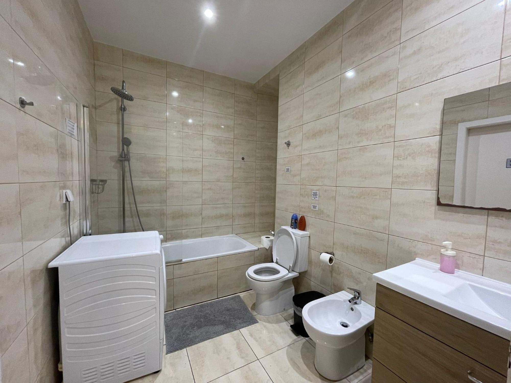 Embassy Arriaga Private Elegance Rooms In Stylish Shared Apartment Lisbona Esterno foto